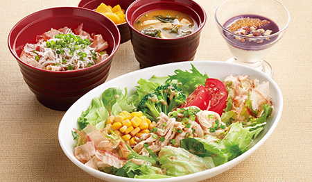 蒸し鶏のゴマだれサラダと釜揚げしらす丼