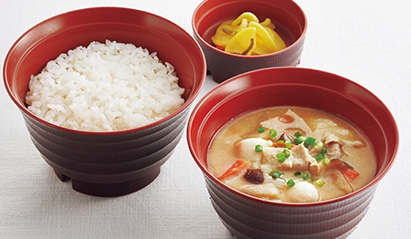 豚汁定食（選べる一品）納豆・生たまご・目玉焼き・キムチ