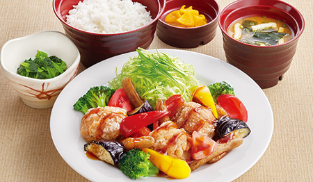 彩り野菜と若鶏の⿊酢あんかけ定⾷